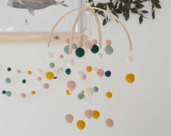 Mobile décoratif non genré coloré pastel ou guirlande au choix pour la décoration des chambres d'enfant