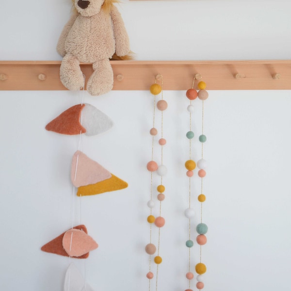 Guirlande en laine feutrée moutarde terra cotta pour la décoration des chambres d'enfants