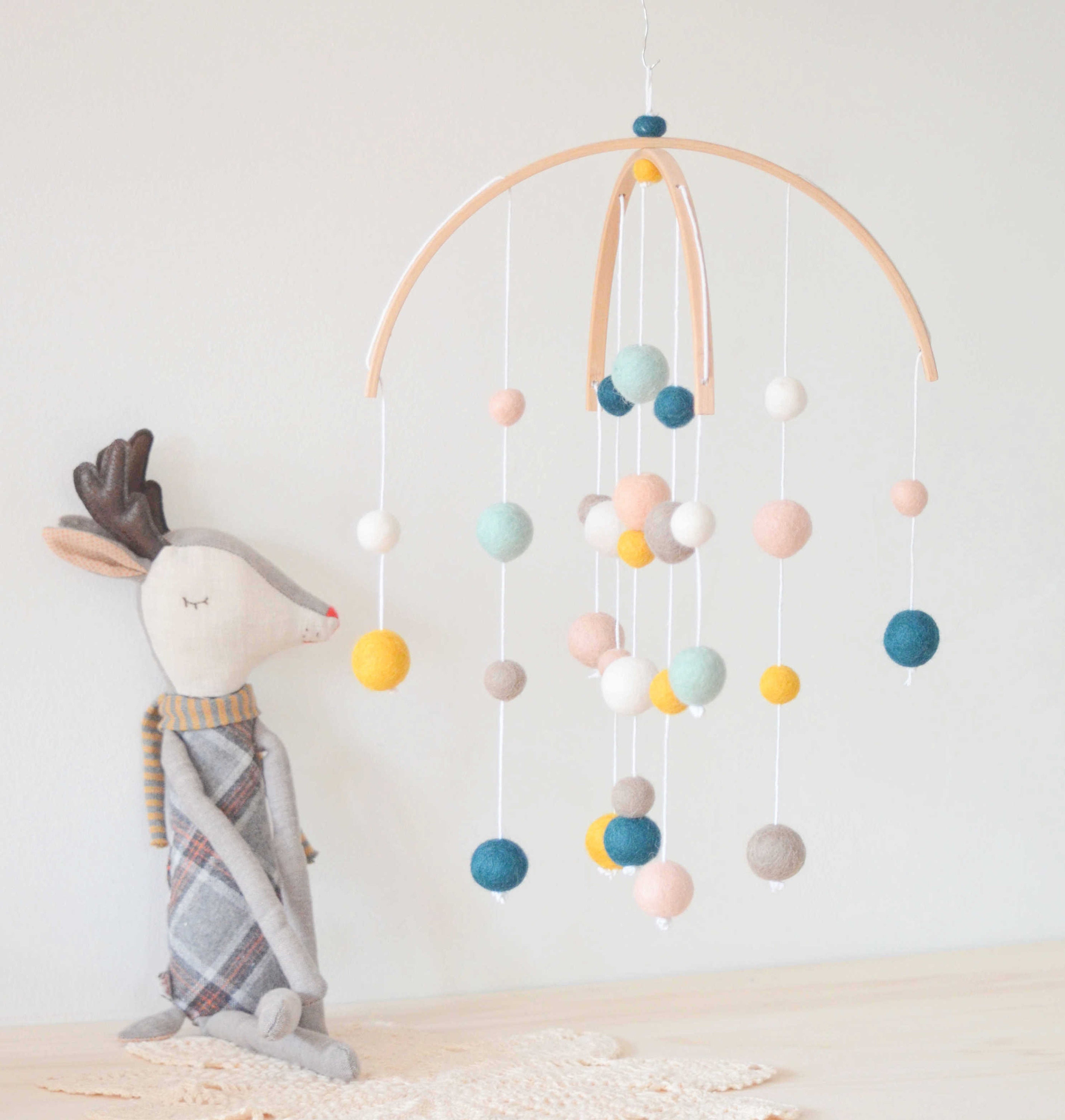 Mobile en Laine Feutrée Moutarde, Mousse, Vert Foncé