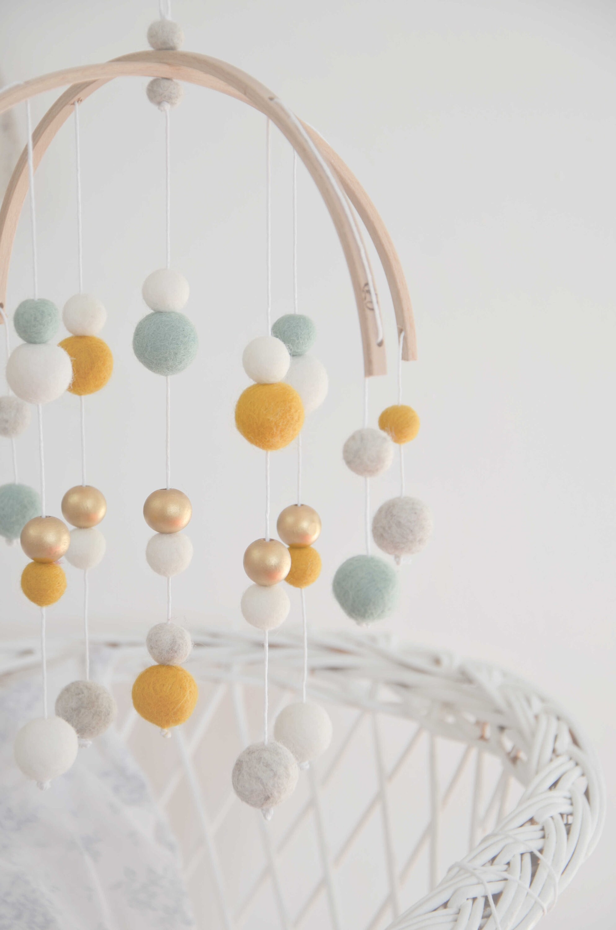 Mobile Mousse Moutarde Blanc et Jute avec Boules Doré