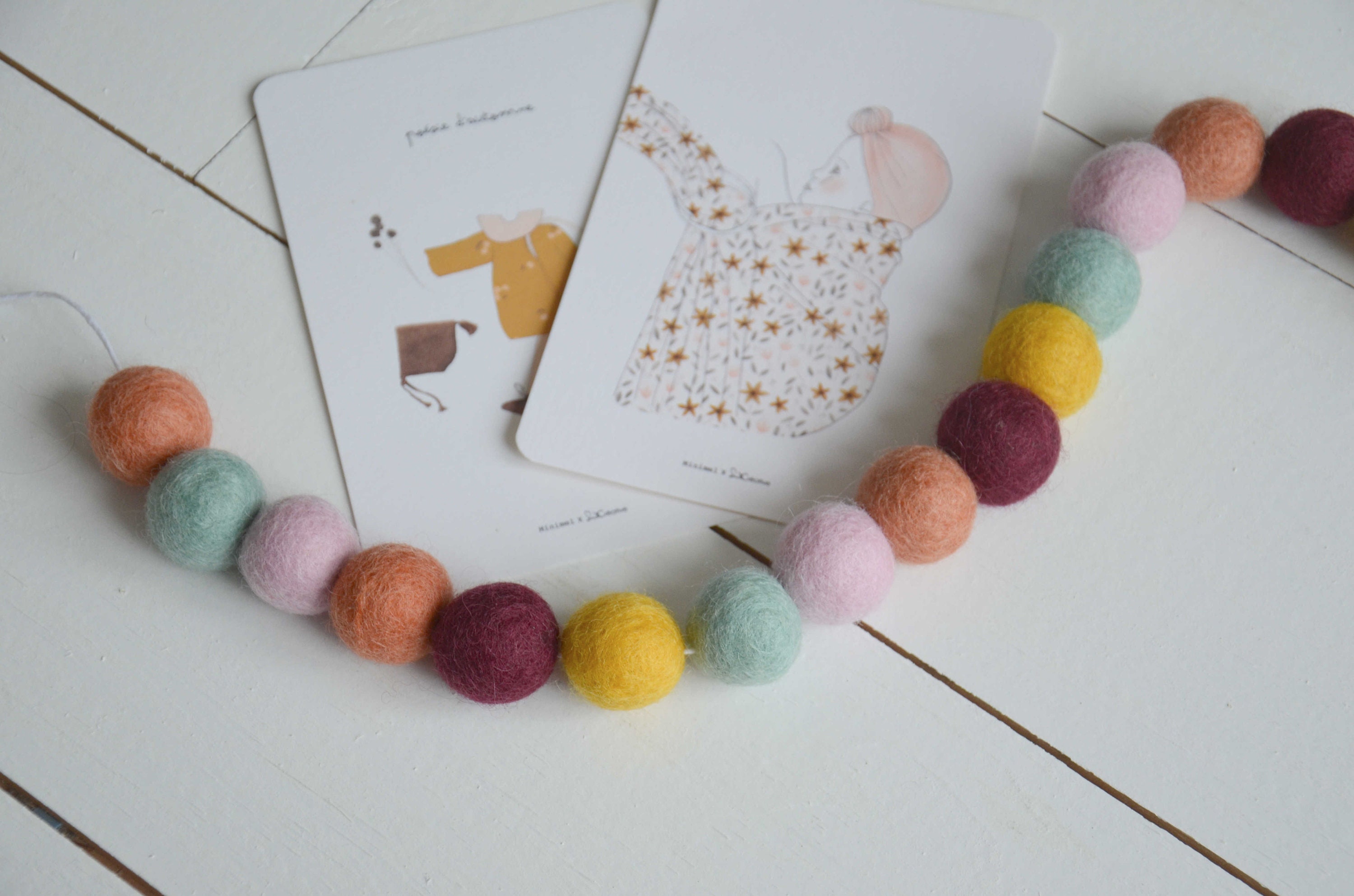 Guirlande Mousse Aubergine Jaune Poussin en Laine Feutrée