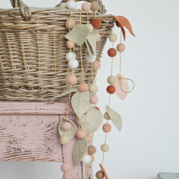 Guirlande de feuilles rouille et boules de feutre pastel tons beige pour la décoration des chambres d'enfants