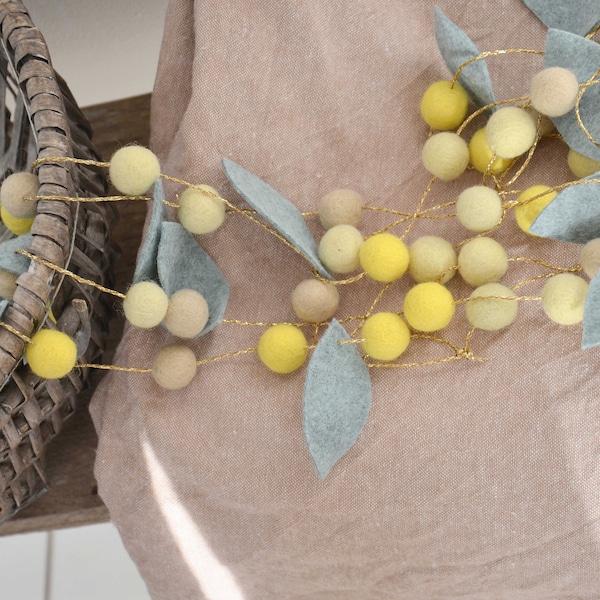 Guirlande de feuilles et boules de feutre jaune pale et jaune citron pour la décoration de la maison