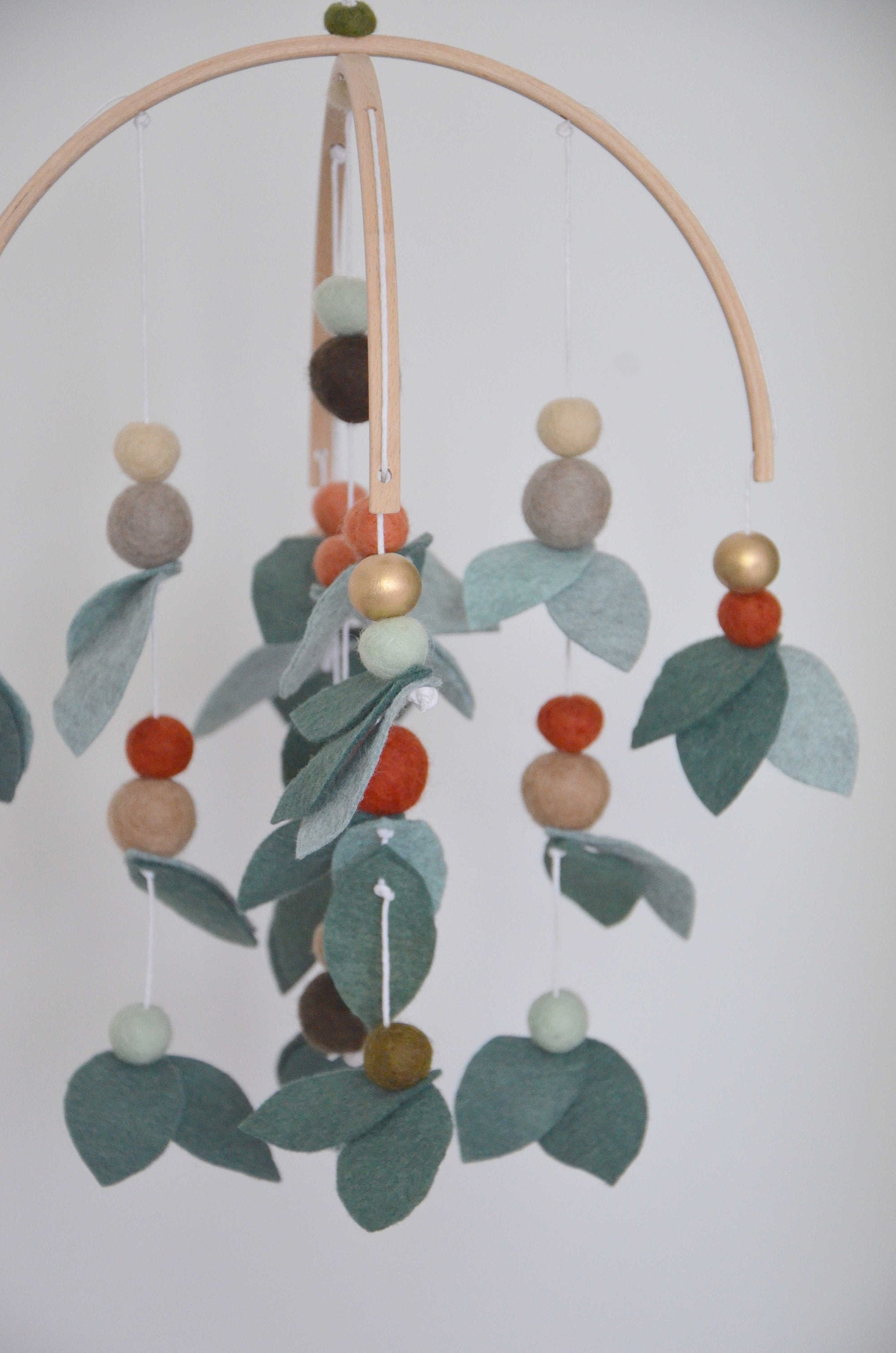 Mobile Feuillage Forêt Cadeau de Naissance Naturel et Durable