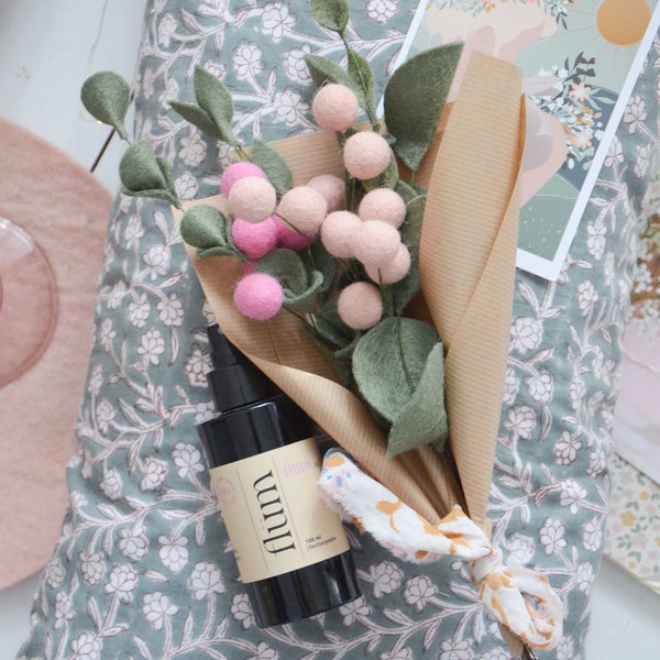 Bouquet de petites fleurs roses en laine feutrée pour la fête des mères