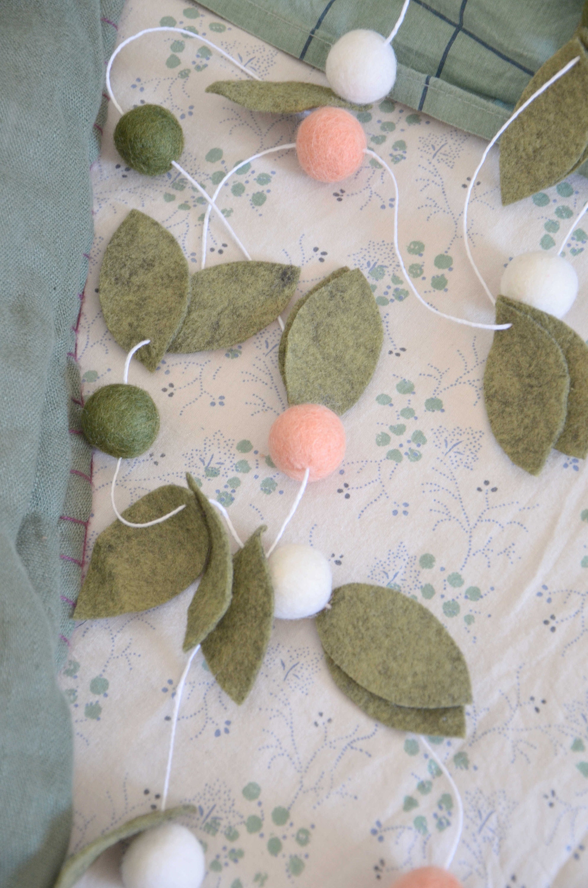 Guirlande de Feuilles et Boules Laine