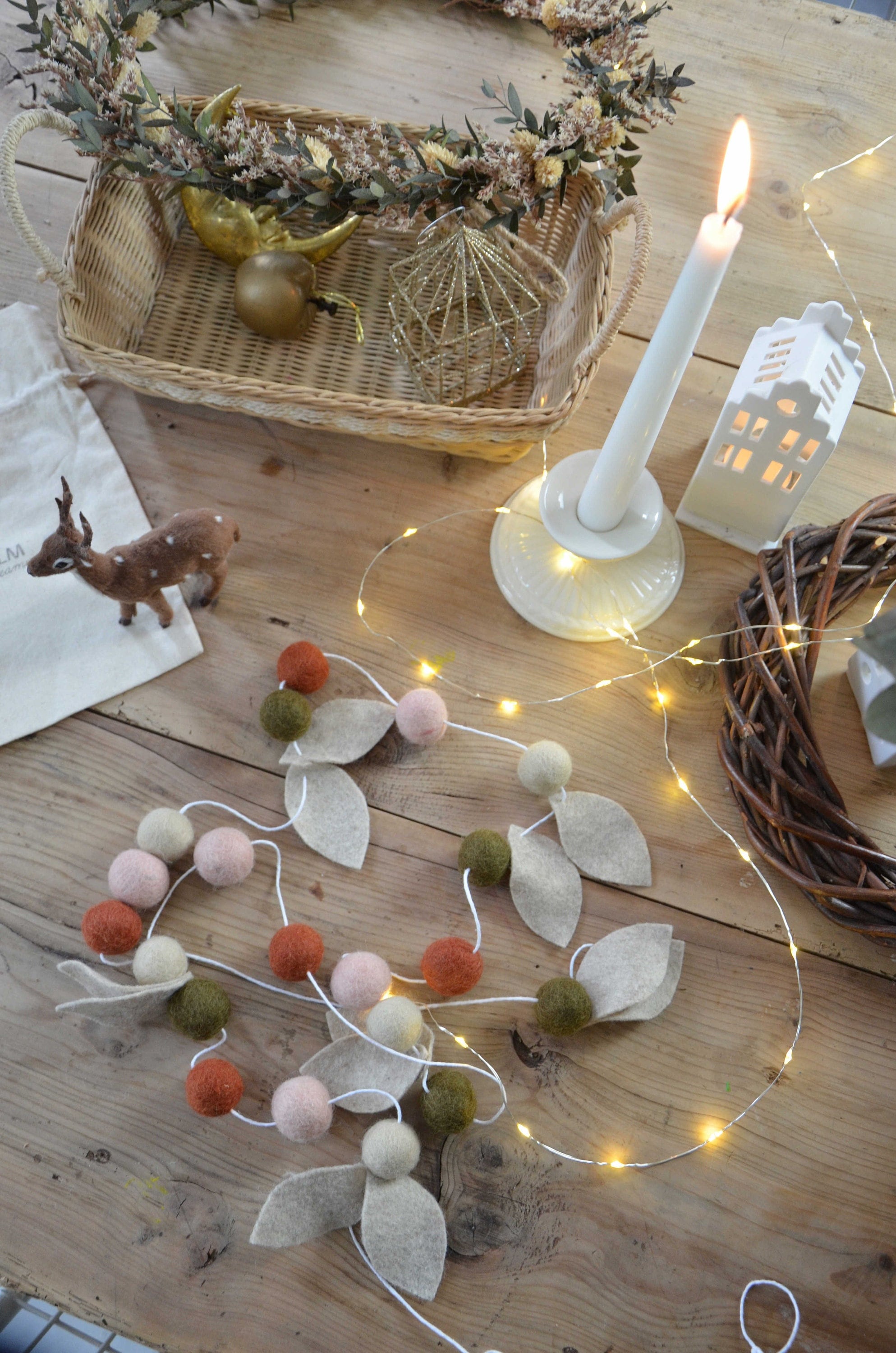 Guirlande de Boules Feutre et Feuillage