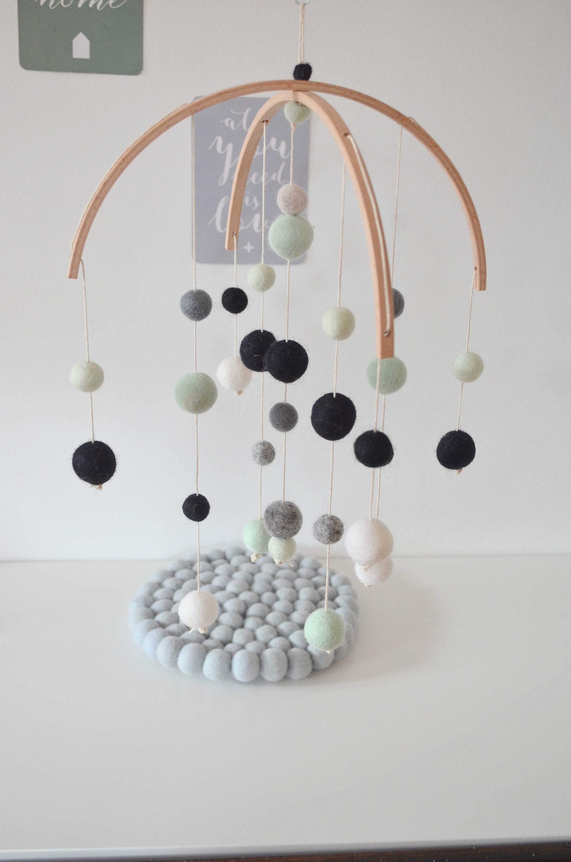 Mobile Moderne en Laine Menthe et Noir