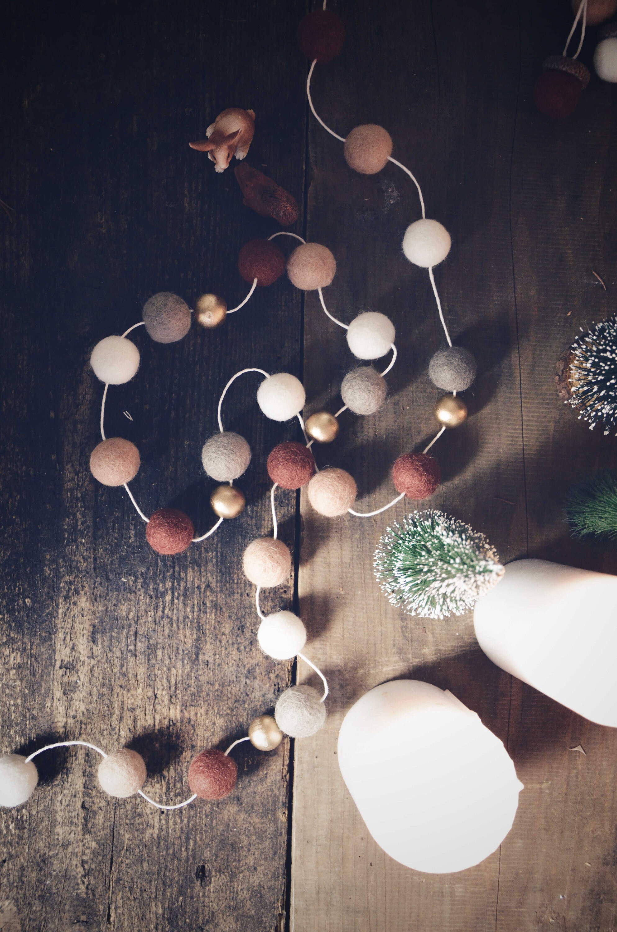 Guirlande Noël en Laine et Boules de Bois Doré