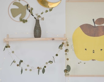 Guirlande feuillages et boules de feutre eucalyptus olive pour la décoration des chambres d'enfants et anniversaires