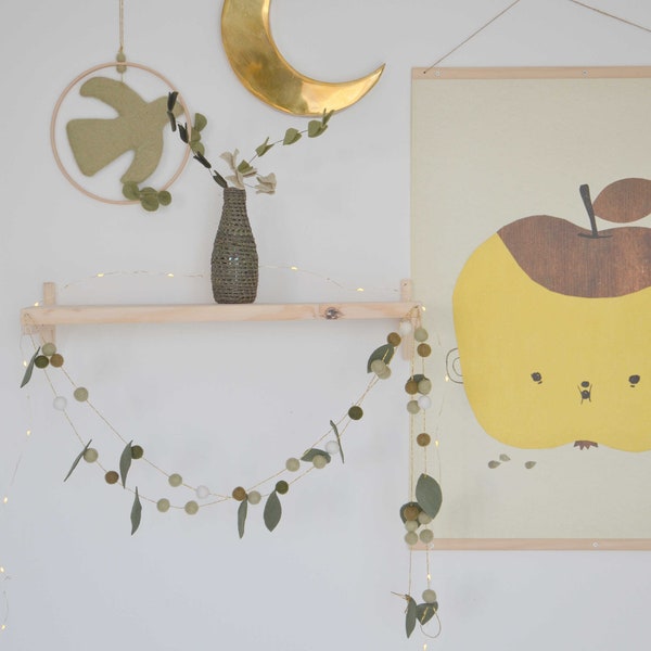 Guirlande feuillages et boules de feutre eucalyptus olive pour la décoration des chambres d'enfants et anniversaires
