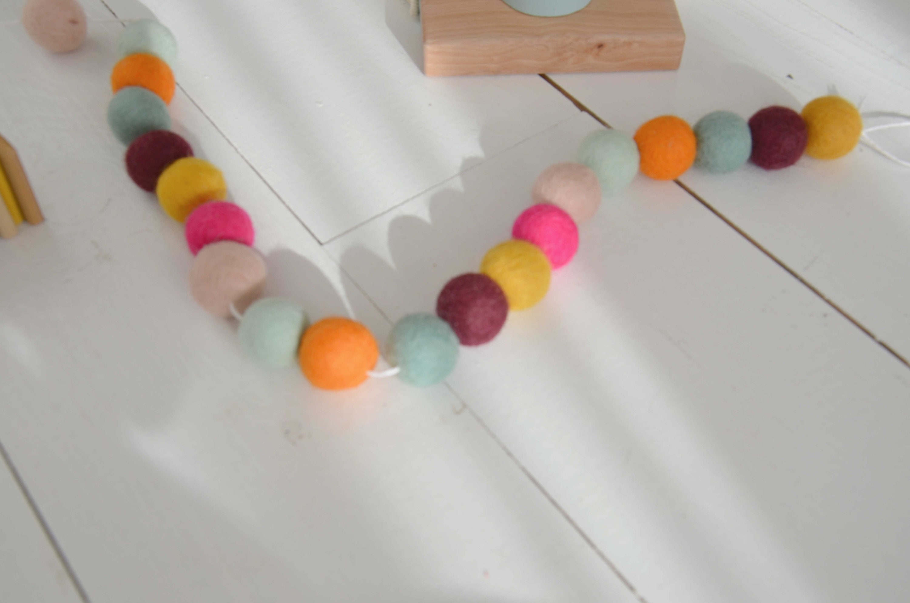 Guirlande Colorée en Laine Aubergine, Jaune Poussin