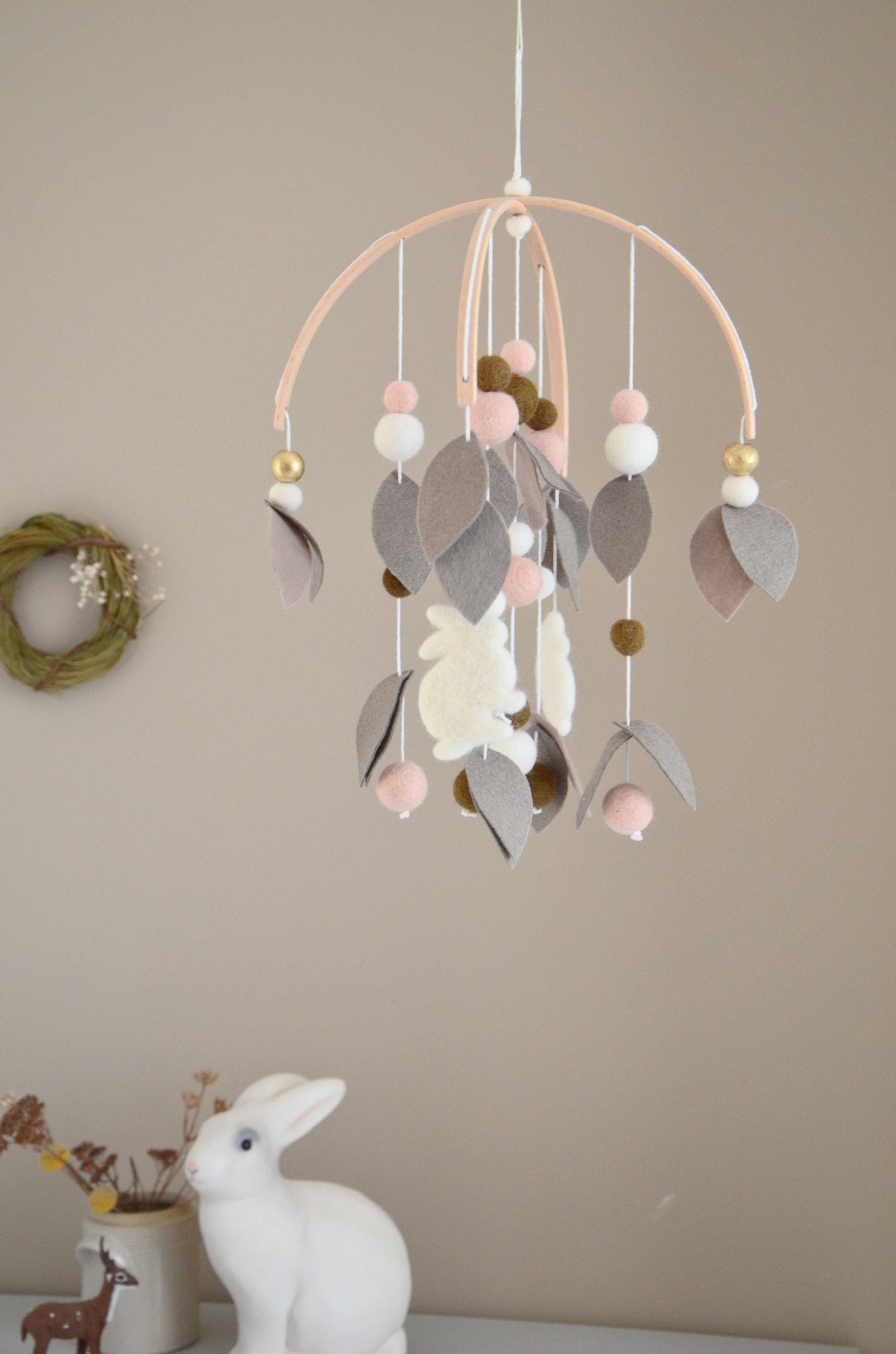 Mobile Feuillages et Lapins Blancs en Laine Feutrée