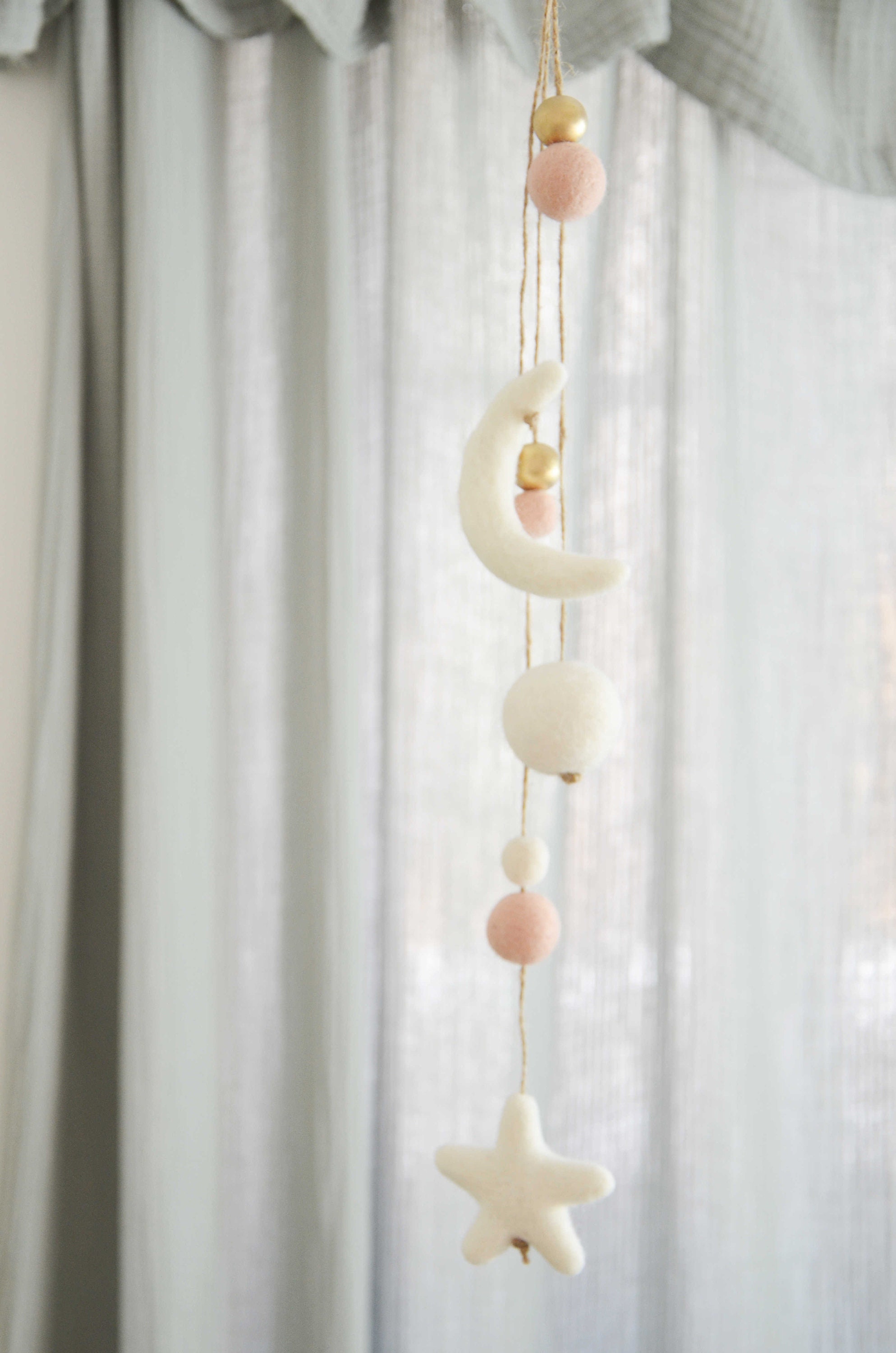 Suspension Lune et Étoiles en Laine Feutrée