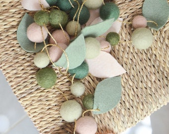 Guirlande en laine feutrée avec boules de feutre rose eucalyptus et feuilles de laine en laine mérinos