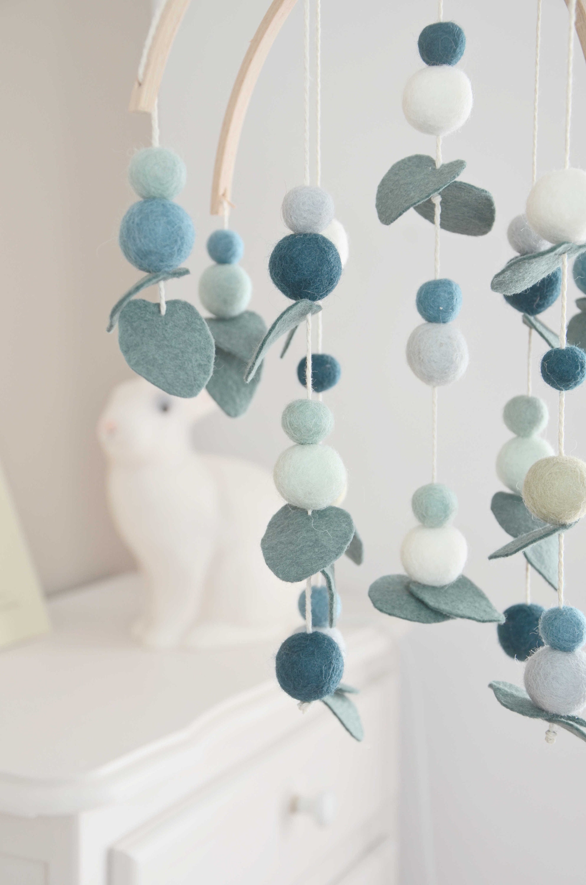 Mobile Eucalyptus en Boules de Feutre et Feuilles Feutrine