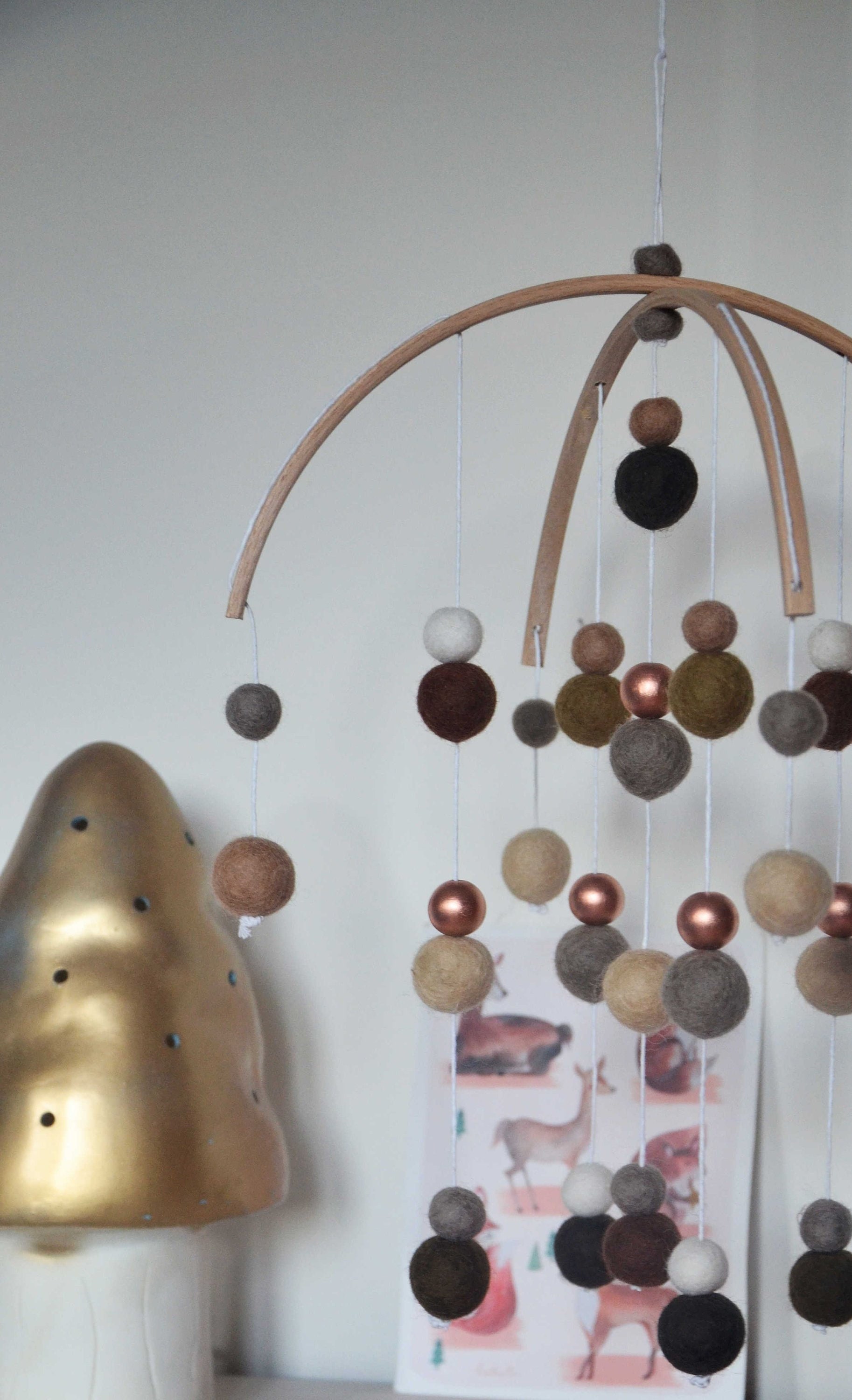 Mobile Naturel Décoratif en Laine Noisettes, Beige, Taupe, Cuivré, Blanc, Cadeau de Naissance Mixte