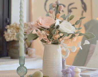Bouquet de fleurs en laine mérinos réalisées à la main pour les mariages et la décoration d'intérieure