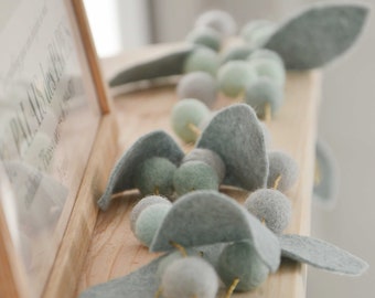 Guirlande de feuilles pastel et boules de laine feutrée tons vert d'eau menthe pour les cadeaux de baptêmes et de naissance