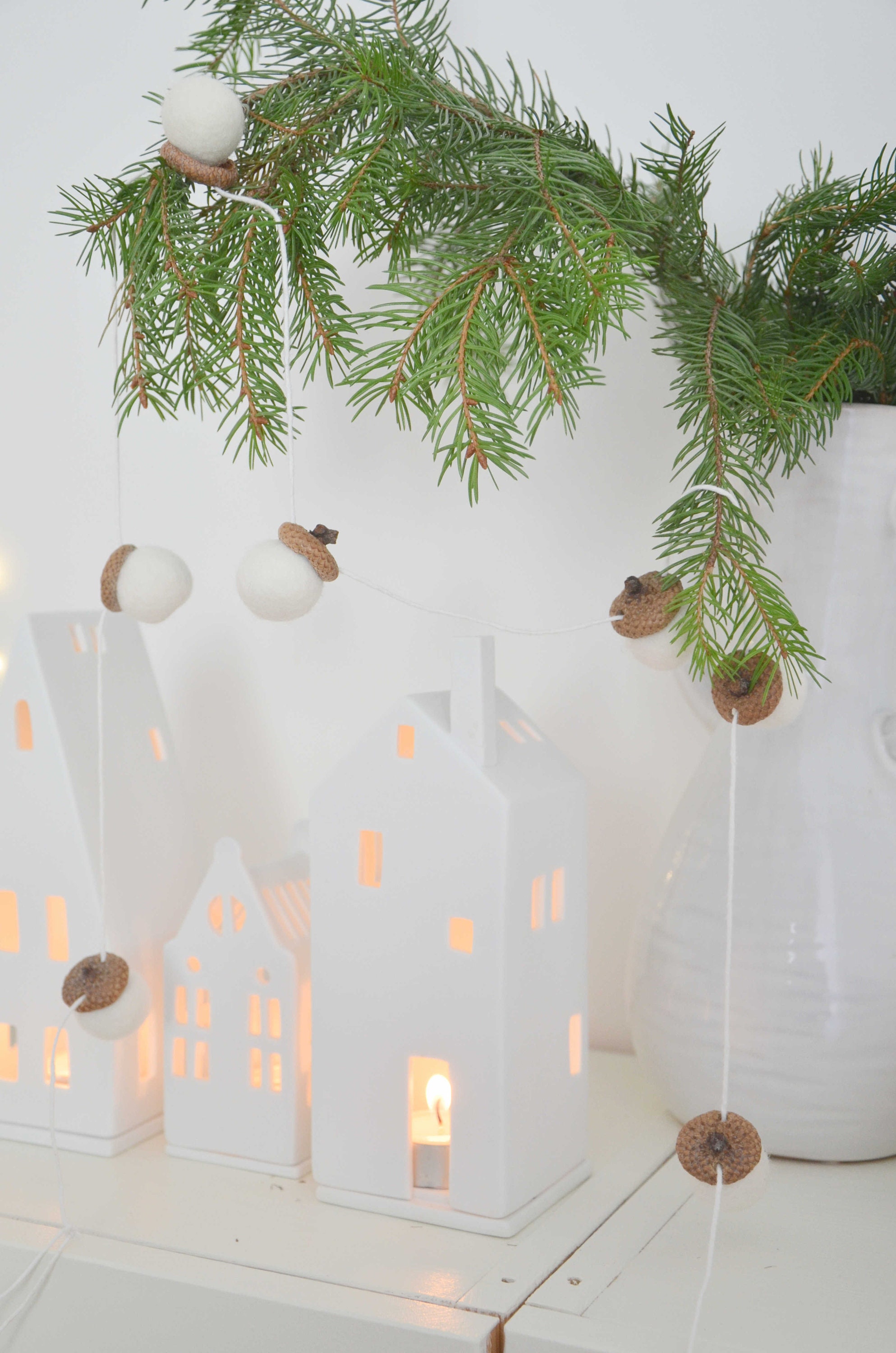 Guirlande de 7 Glands en Laine Blanche