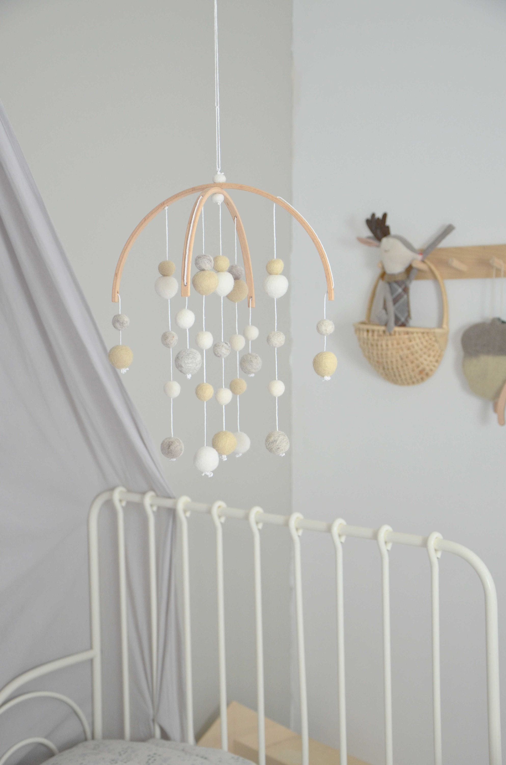 Mobile Naturel Blanc et Beige en Boules de Laine Feutrée