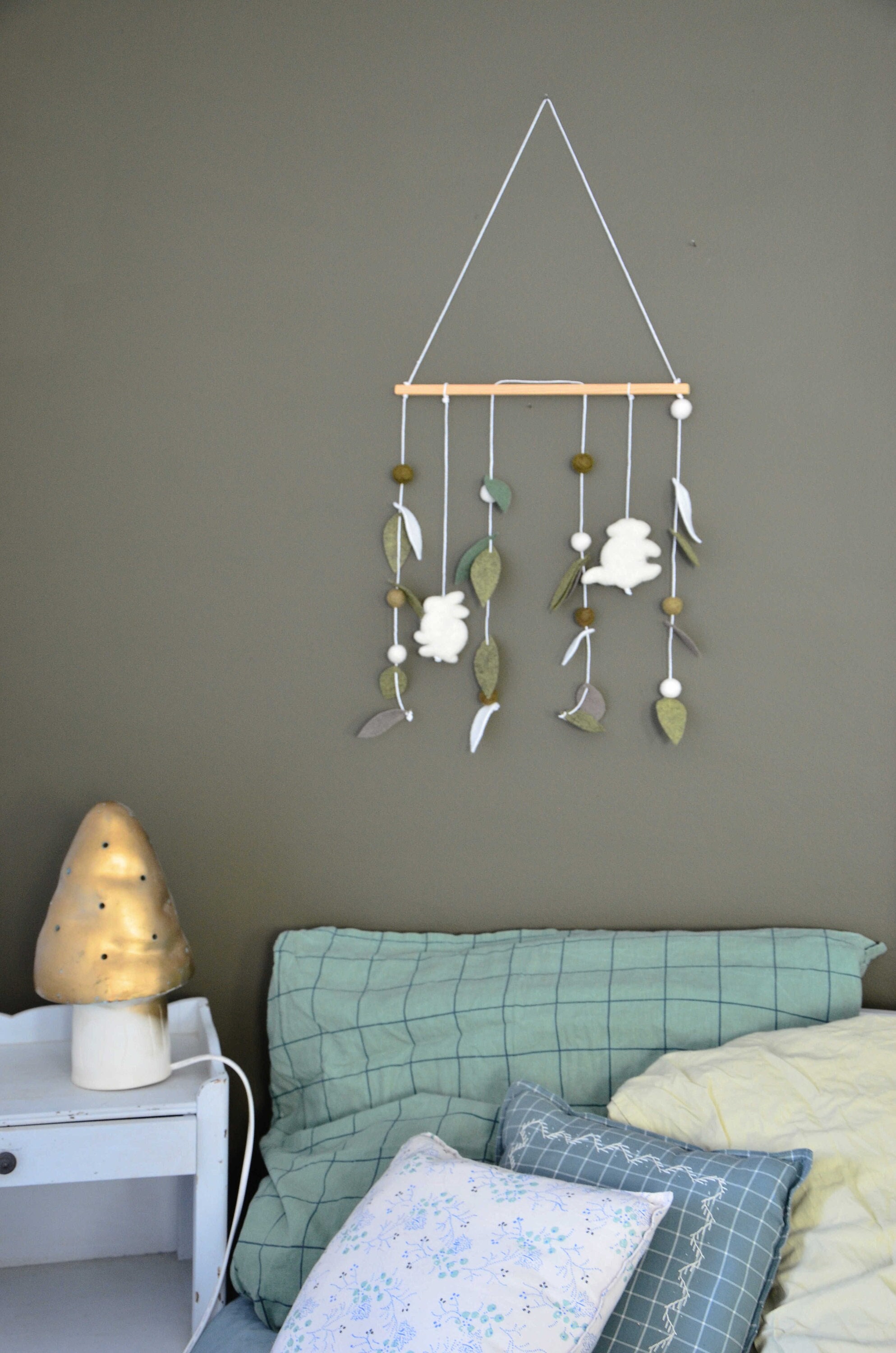 Mobile Mural en Laine Feutrée Lapin et Écureuil