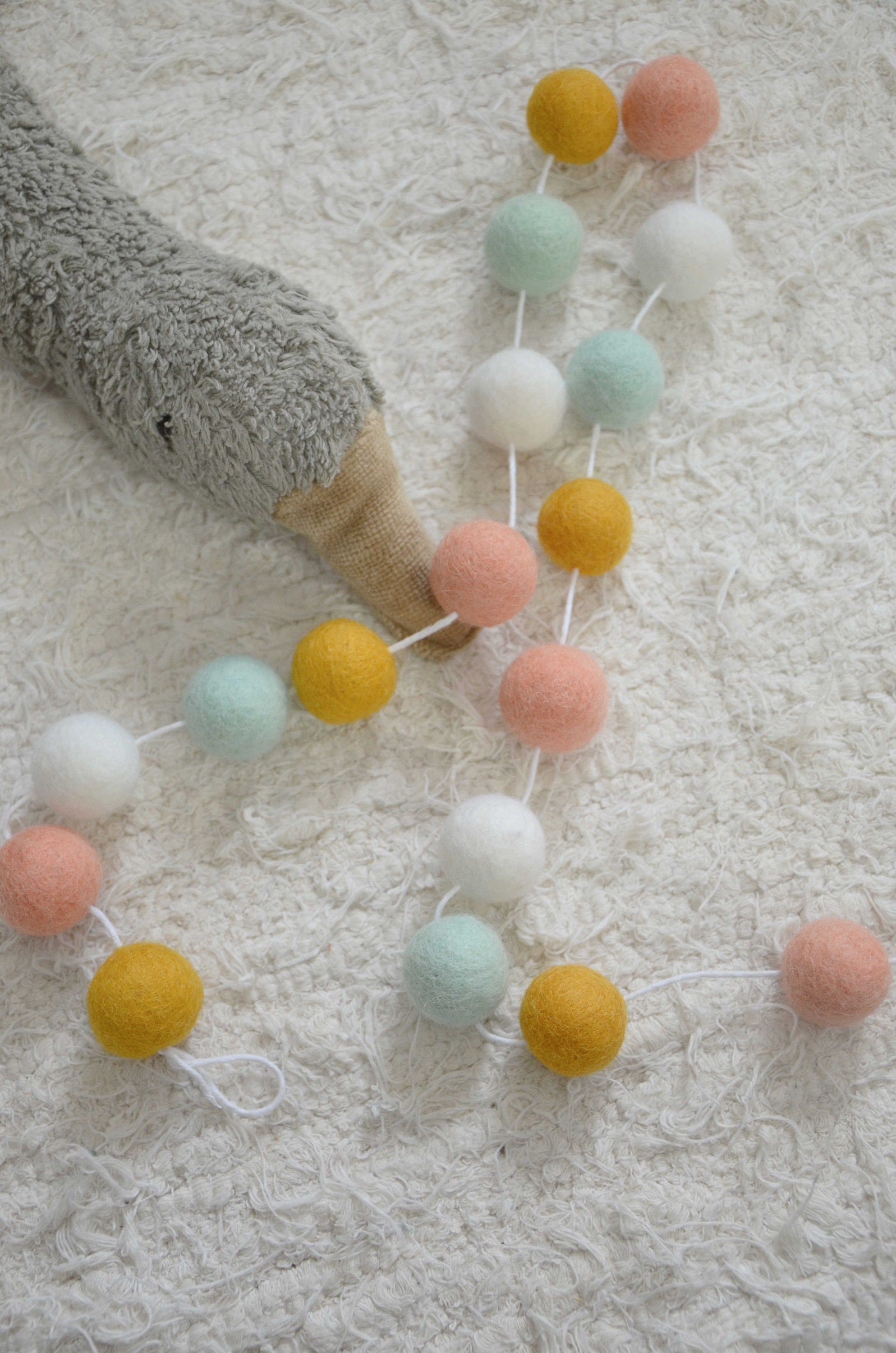 Guirlande en Laine Feutrée Colorée Pastel