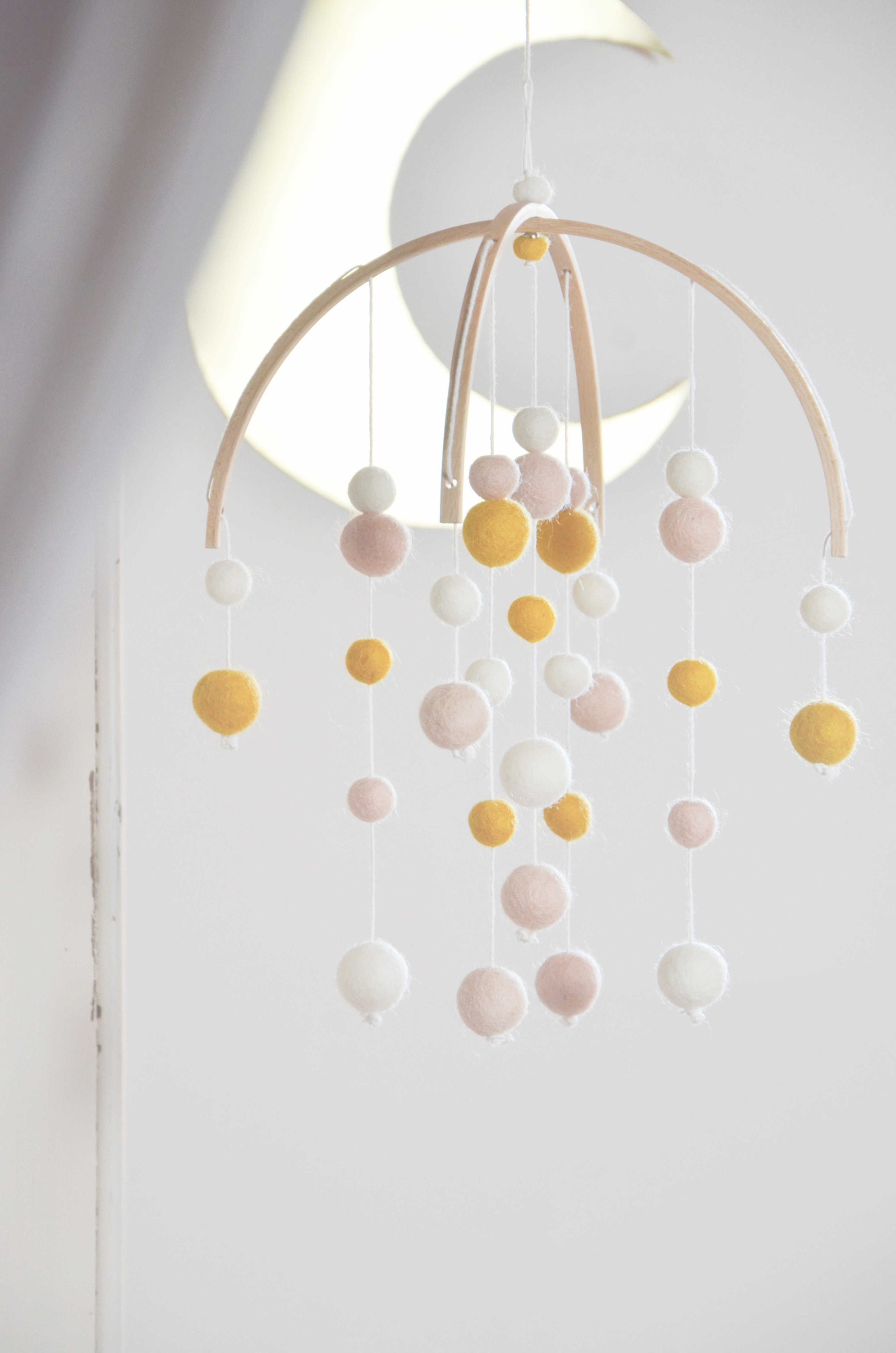 Mobile Cadeau de Naissance Couleurs Moutarde Ocre Rose Blanc