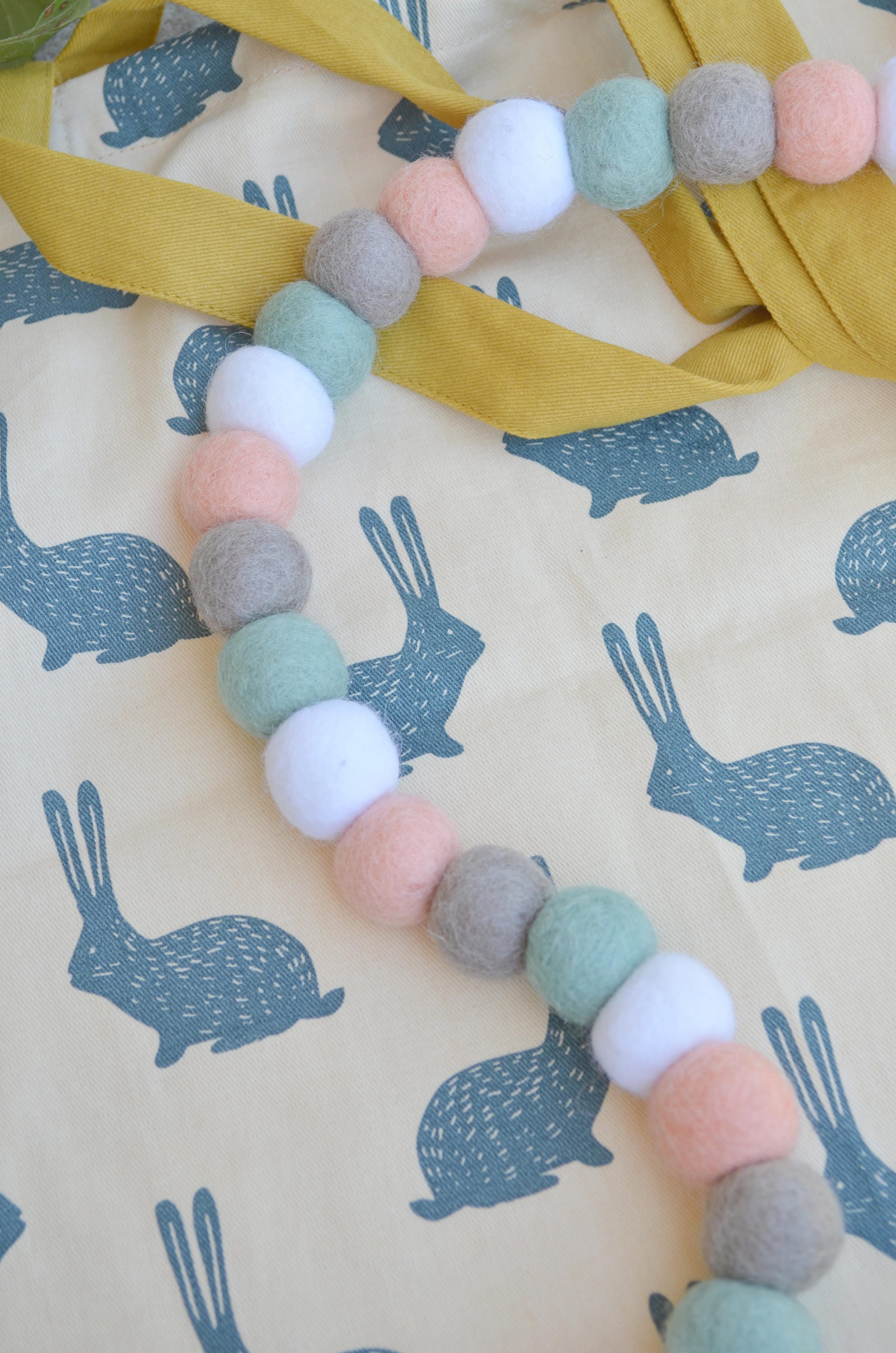 Guirlande de Boules Laine Feutrée Tonalités Douces et Naturelles