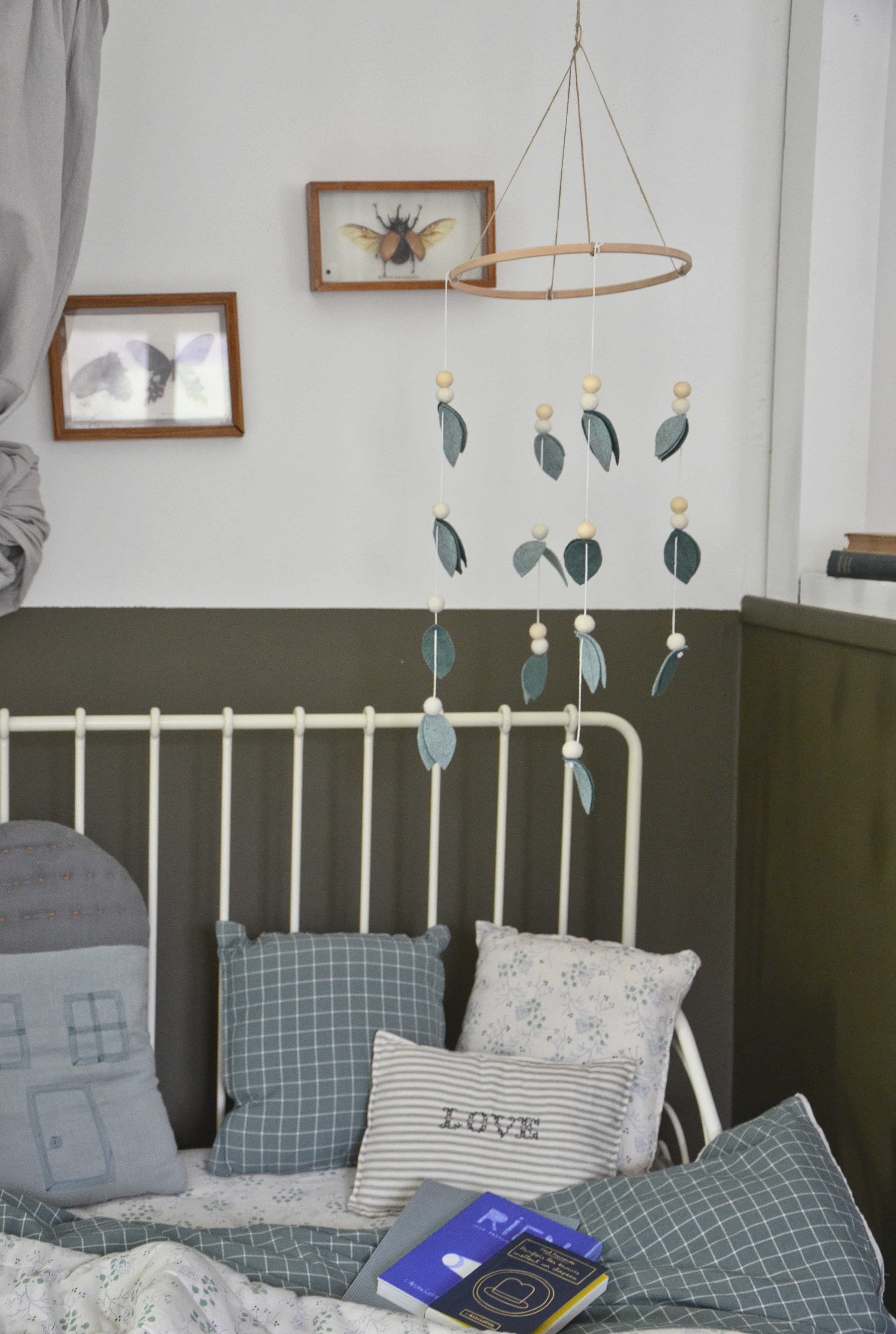 Suspension Circulaire Feuillage Vert Boules Blanches