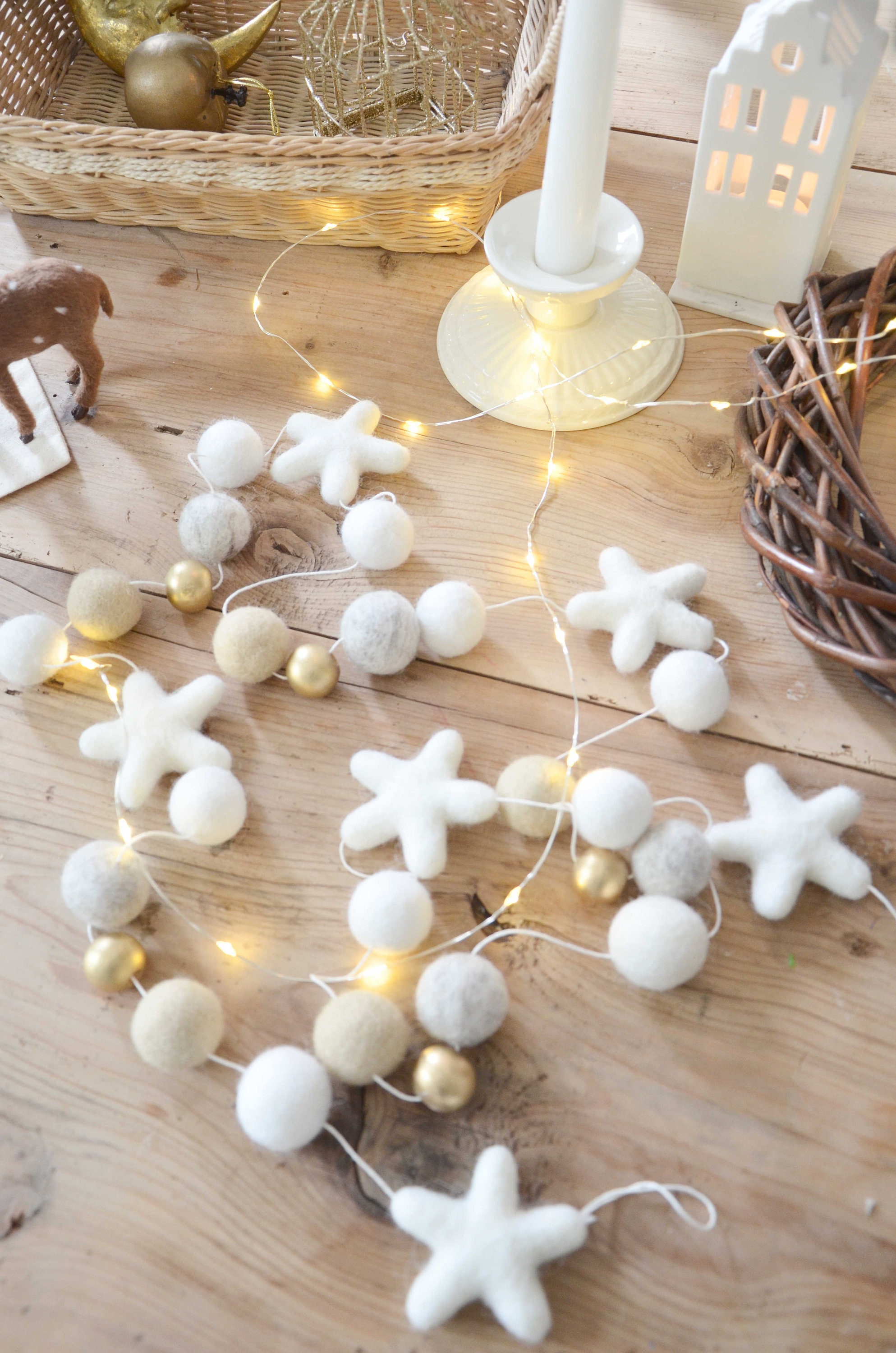 Guirlande Étoiles Blanches, Boules en Laine et Or