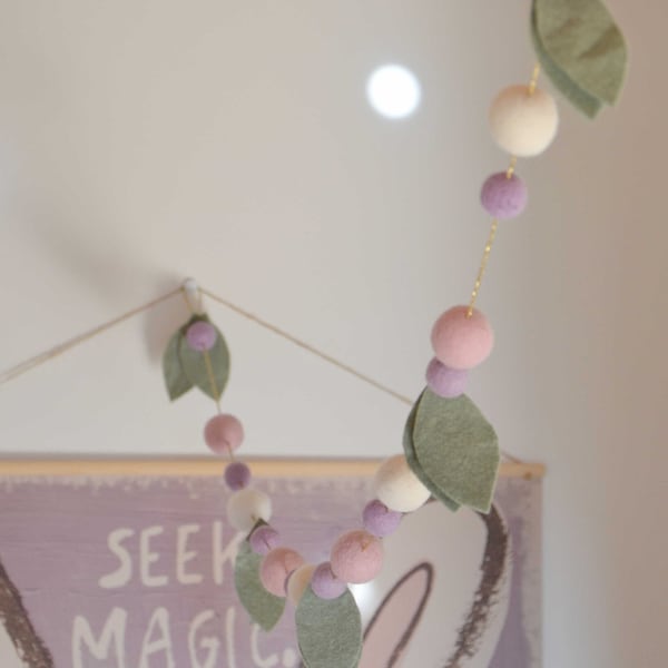 Guirlande en laine feutrée et boules de laine lila, blanc, rose pour la décoration des chambres d'enfants