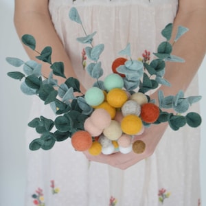 Grande mazzo di fiori di lana infeltrita ed eucalipto per aromaterapia o decorazione della casa e delle camerette dei bambini