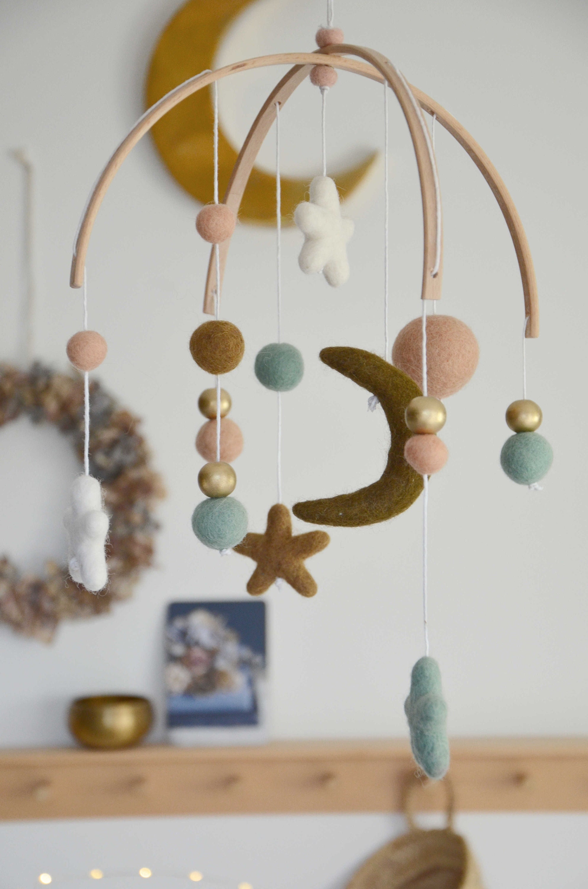 Mobile Lune Rose Pêche, Mousse, Olive, Or