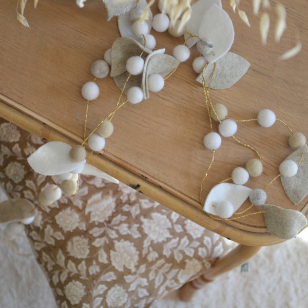 Guirlande de feuilles beige et boules de laine feutrée tonalités beige et blanc pour la décoration de la maison et des communions baptêmes