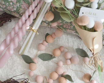 Guirlande de feuilles vert kaki clair et boules de feutre tonalités pastel rose pour la décoration de Pâques