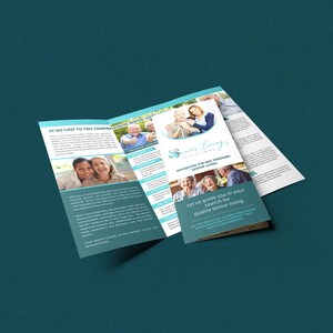 Puede incluir: Un folleto tr&iacute;ptico con un esquema de color azul y blanco. El folleto se titula "Senior Living Solutions" y presenta una foto de una pareja caminando juntos. El texto del folleto dice "Perm&iacute;tanos guiarlo en su b&uacute;squeda de vivienda para personas mayores de calidad."
