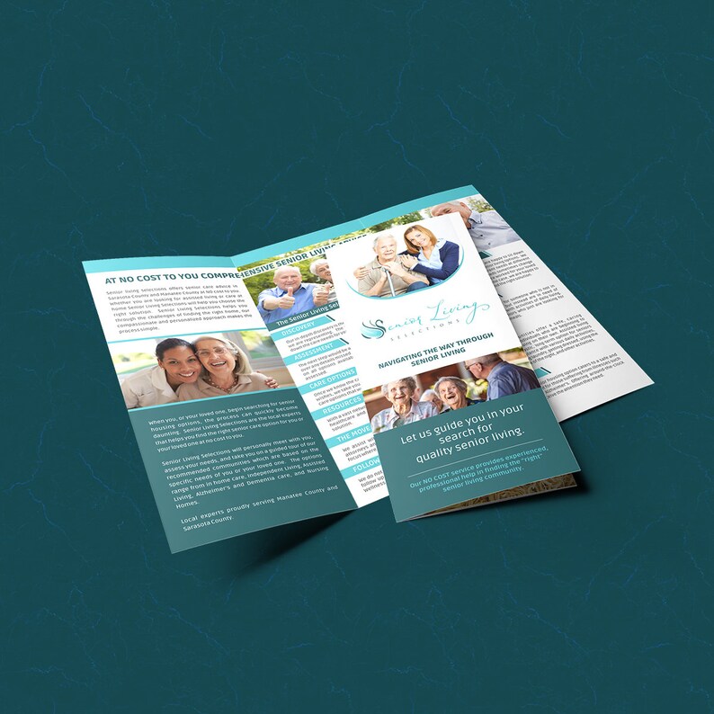 Puede incluir: Un folleto tr&iacute;ptico con un esquema de color azul y blanco. El folleto se titula "Senior Living Solutions" y presenta una foto de una pareja caminando juntos. El texto del folleto dice "Perm&iacute;tanos guiarlo en su b&uacute;squeda de vivienda para personas mayores de calidad."
