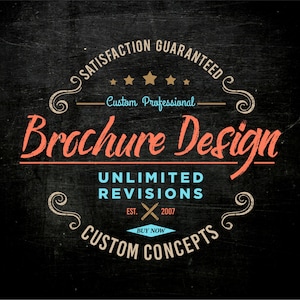 Puede incluir: Un dise&ntilde;o de logotipo de estilo vintage para un servicio de dise&ntilde;o de folletos. El logotipo presenta el texto "Brochure Design" en color naranja rojizo con una textura desgastada. El texto "Satisfaction Guaranteed" y "Custom Concepts" est&aacute; en color crema con una textura desgastada. El logotipo tambi&eacute;n incluye una "X" estilizada con el texto "EST. 2007" y "BUY NOW" en color azul.