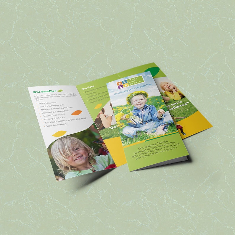 Puede incluir: Un folleto tr&iacute;ptico para Tampa Bay Kids Therapy, una empresa que ofrece servicios de terapia ocupacional para ni&ntilde;os. El folleto presenta un esquema de color verde y amarillo con im&aacute;genes de ni&ntilde;os jugando. El texto del folleto dice "Developing Skills Through Play" y "Grow your son to confidence!"