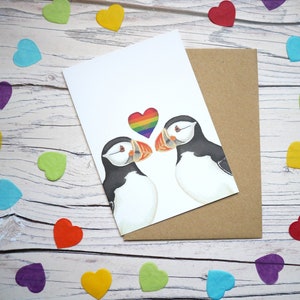 Carte illustrée de macareux fiers - 100 % recyclée inspirée de la faune sauvage avec emballage sans plastique - LGBT, queer, gay, lesbienne