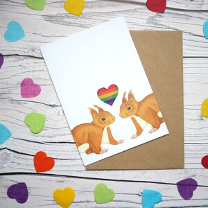 Carte illustrée d'écureuils Fierté - Carte de voeux 100 % recyclée inspirée de la faune avec emballage sans plastique - LGBT, Queer, Gay, Lesbienne