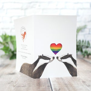 Carte illustrée Pride Badgers - Carte de voeux 100 % recyclée inspirée de la faune avec emballage sans plastique - LGBT, Queer, Gay, Lesbienne