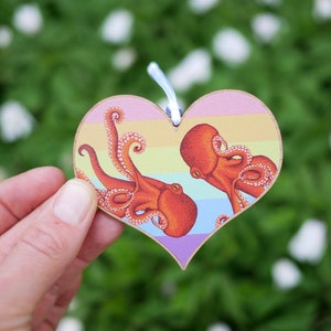 Décoration illustrée de pieuvres de la fierté - Cadeau arc-en-ciel en bois de source durable avec emballage sans plastique - LGBT, queer, gay, lesbienne