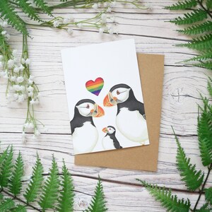 Carte macareux lesbiennes pour la fête des mères - Carte de voeux 100 % recyclée inspirée de la faune, emballage sans plastique, vierge, fête des pères. Nouveau bébé