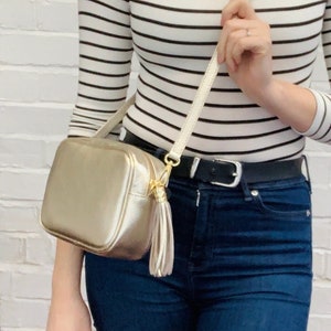 Sac à bandoulière en cuir doré avec pampille et sangle, sac à pampille, sac de demoiselle d'honneur, sac à main en cuir, cadeau de 3e anniversaire, sac de fête de Noël
