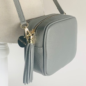 Hellgraue Leder Umhängetasche mit Quaste und Riemen, Quastentasche, Brautjungfer Tasche, Lederhandtasche, Geschenk zum 3