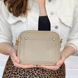 Leichte Taupe Leder Crossbody Tasche, Leder Umhängetasche, Stilvolle Tasche, Alltagstasche, Damenhandtasche, 3. Jahrestag, Ledergeschenk