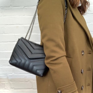 Gesteppte Ledertasche mit Kettengriff In zahlreichen Farben erhältlich, Tasche mit Kette, gepolsterte Ledertasche, gesteppte Kettentasche, stilvolle Tasche
