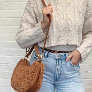 Faux Shearling Herbst-Winter-Tasche mit Lederriemen, Tan Lammfell Tasche, Creme Pelz Umhängetasche